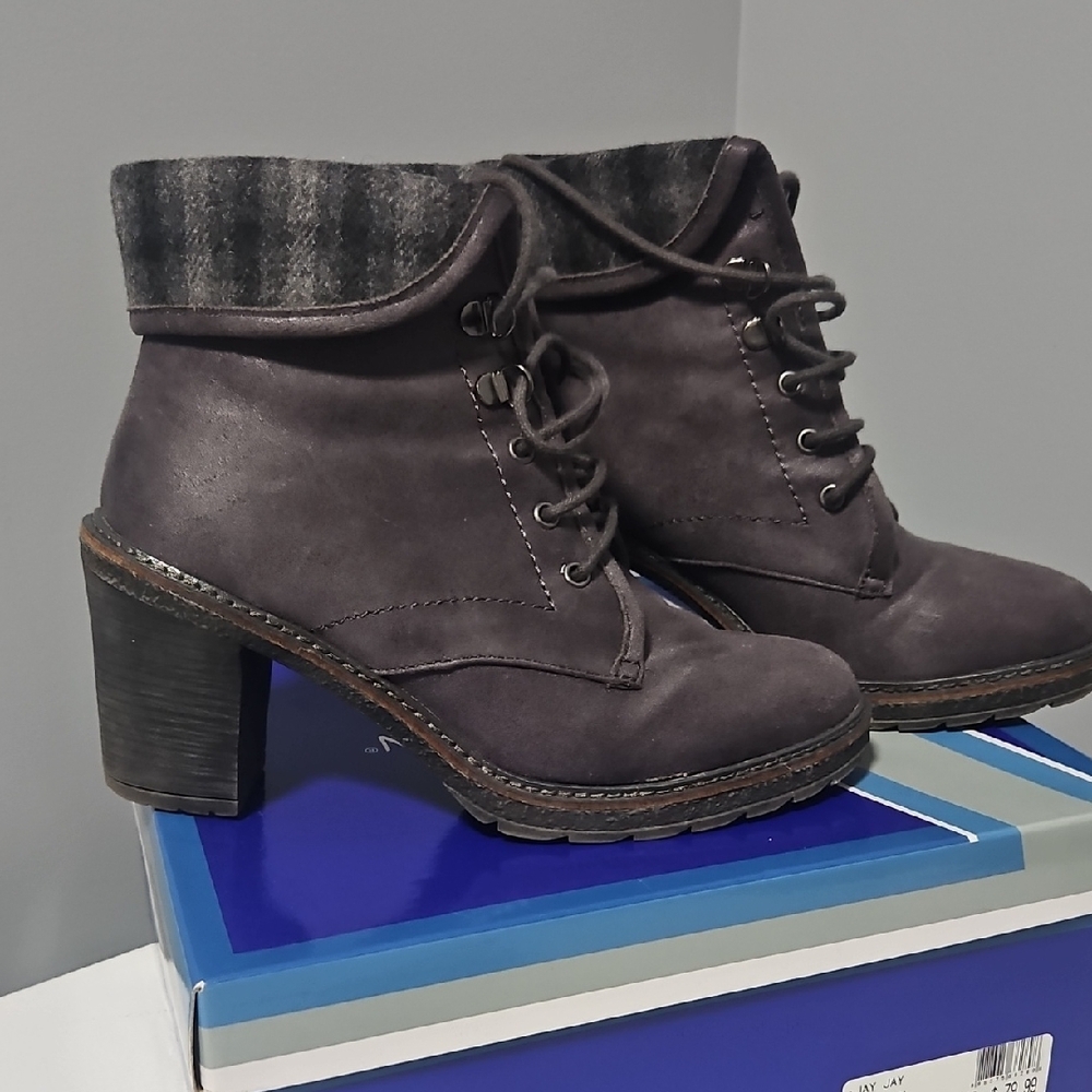 White Mountain Charcoal Gray Boots Size 7.5